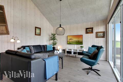 Det stora ljusa vardagsrummet i lyxstuga nr 424 för 14.