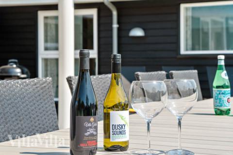 Lyxstuga nr 427 har en härlig terrass med sköna trädgårdsmöbler för 14 personer.