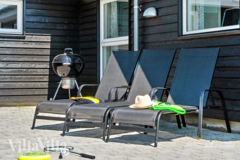 Njut av en grillkväll på terrassen i lyxstuga nr 427 i Lolland/Falster/Møn