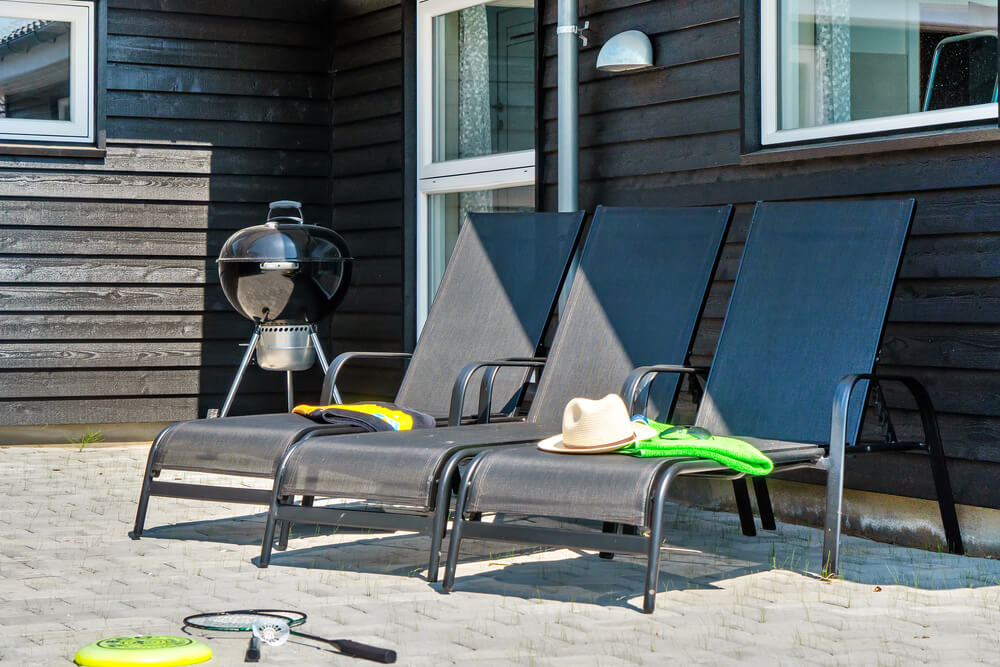 Njut av en grillkväll på terrassen i lyxstuga nr 427 i Lolland/Falster/Møn