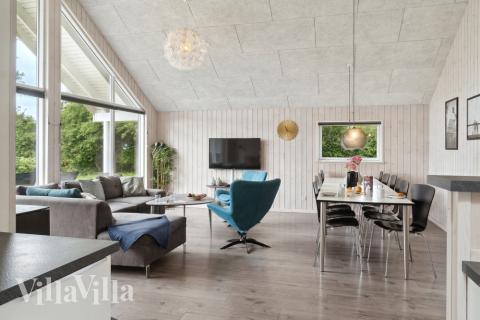 Det stora ljusa vardagsrummet i lyxstuga nr 427 för 14.