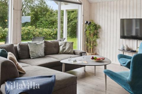 I soffhörnan i lyxstuga 427 i Lolland/Falster/Møn kan ni spela brädspel eller titta på film tillsammans.