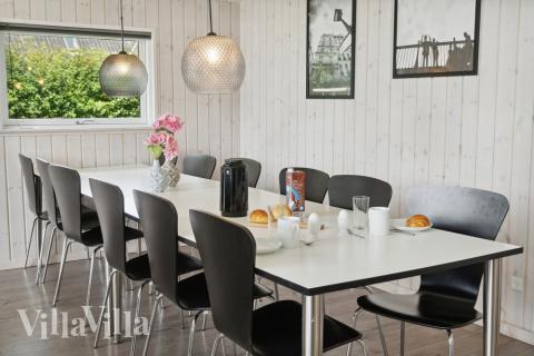 Vardagsrummet i lyxstuga nr. 427 har plats för 14 personer.