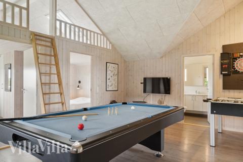 Förutom de många timmar som du kan tillbringa i stugans poolavdelning erbjuder lyxstuga 427 även biljard, bordtennis och dart