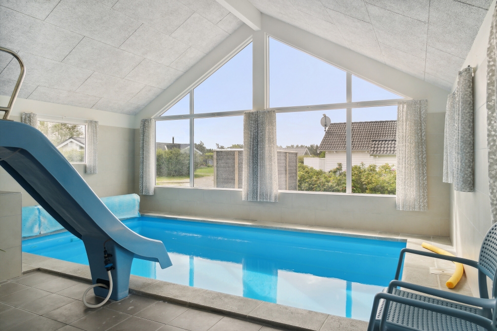 Sommarstuga 427 är inredd med en smakfull poolavdelning som har vattenrutschbana, ett stort inbyggt spapad och bastu