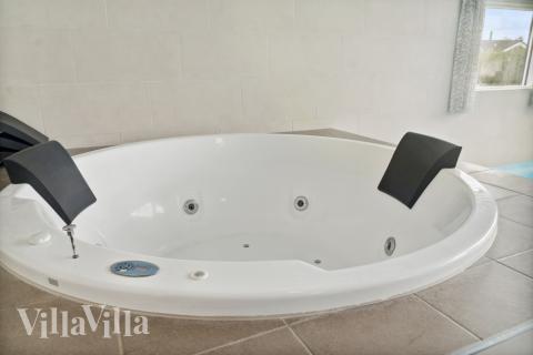 Njut av spabadets värme i lyxstuga nr 427 i Lolland/Falster/Møn