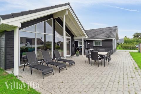 På terrassen i sommarhus nr 427 finns det plats för upp till 14 gäster.