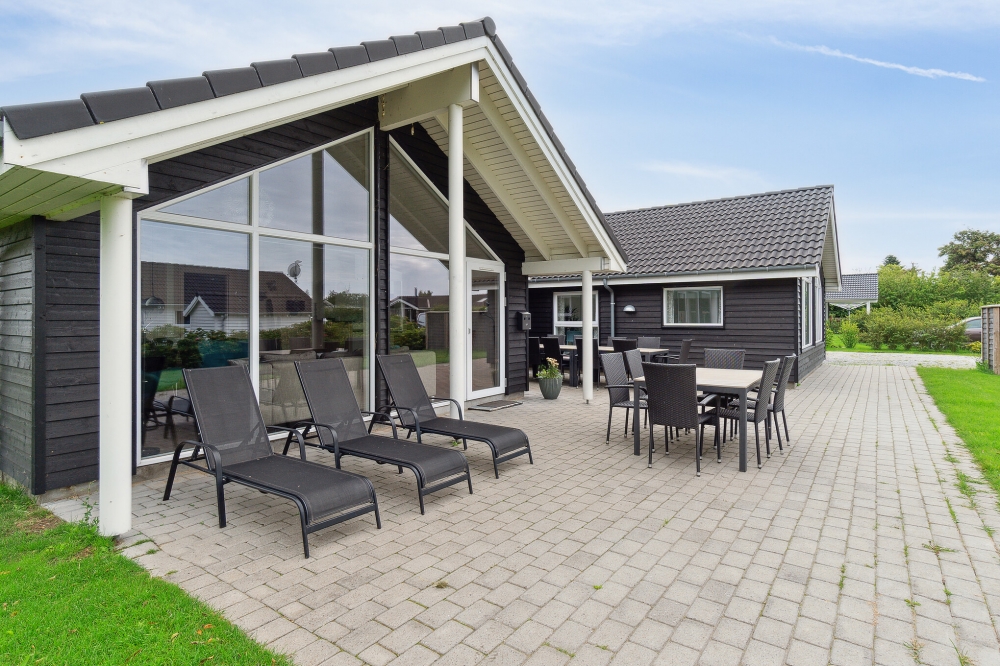 På terrassen i sommarhus nr 427 finns det plats för upp till 14 gäster.