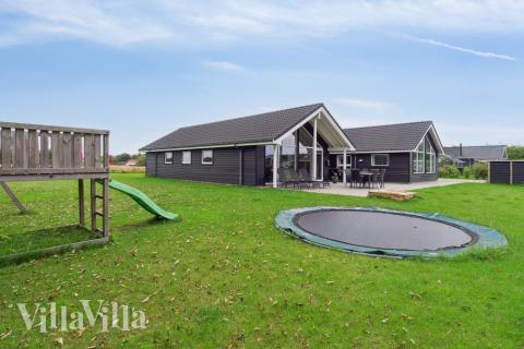 Den praktfulla poolstugan nr 427 med plats för 14 personer ligger i Lolland/Falster/Møn