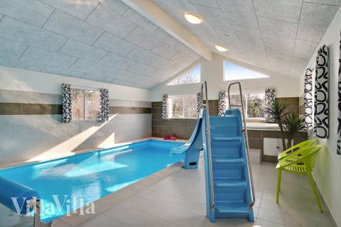 Sommarstuga 439 är inredd med en smakfull poolavdelning som har vattenrutschbana, ett stort inbyggt spapad och bastu