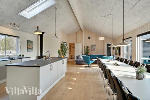 Ni kan sitta 24 personer tillsammans i vardagsrummet när ni besöker lyxhus nr 439 i Nordjylland.