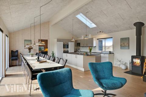 Vardagsrummet i lyxstuga nr. 439 har plats för 24 personer.