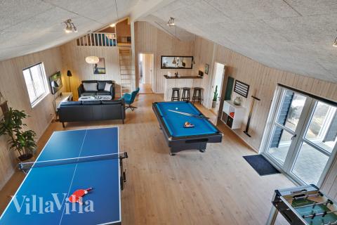 Aktivitetsrum i lyxstuga nr 439 med 9 sovrum och plats för 24 personer.