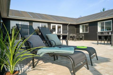 Njut av en grillkväll på terrassen i lyxstuga nr 439 i Nordjylland