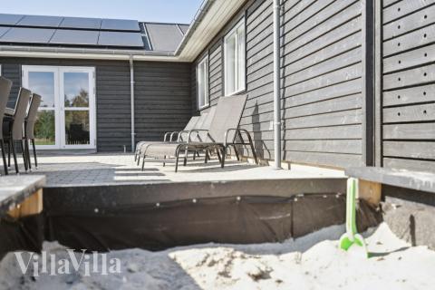 Till den trevliga sommarstugan nr 439 i Nordjylland erbjuds en mängd utomhusaktiviteter, t.ex. lektorn och gungor