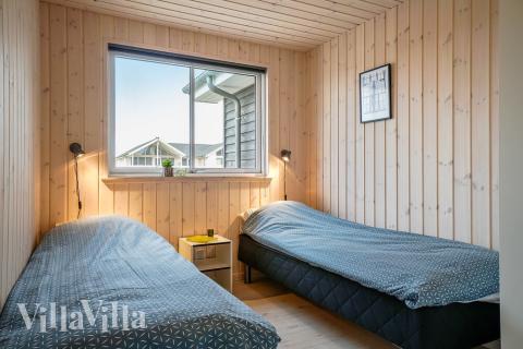 Ett av de 12 utmärkta sovrummen i lyxstuga nr 429 i Limfjorden.