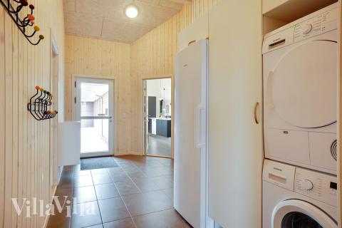 Den rymliga entrén i lyxstuga nr 429 i Limfjorden