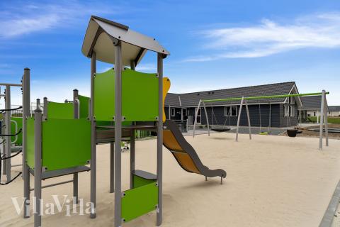 Till den trevliga sommarstugan nr 429 i Limfjorden erbjuds en mängd utomhusaktiviteter, t.ex. lektorn och gungor