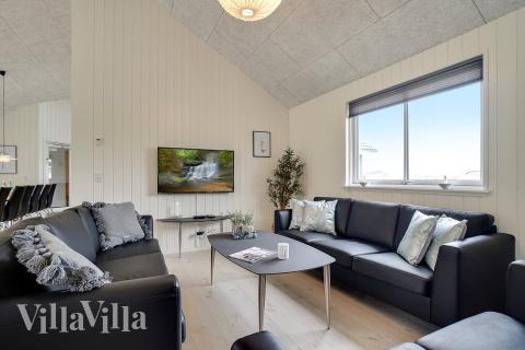 Ni kan sitta 30 personer tillsammans i vardagsrummet när ni besöker lyxhus nr 429 i Limfjorden.