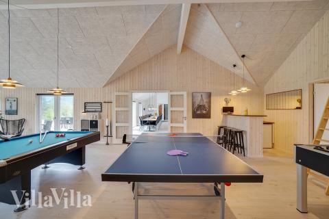 Förutom de många timmar som du kan tillbringa i stugans poolavdelning erbjuder lyxstuga 429 även biljard, bordtennis och dart