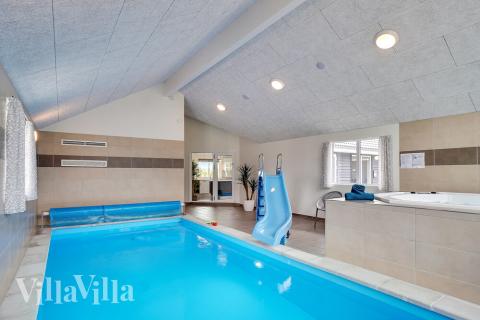 Sommarstuga 429 är inredd med en smakfull poolavdelning som har vattenrutschbana, ett stort inbyggt spapad och bastu