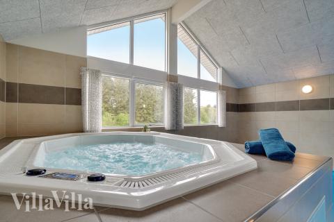 Njut av spabadets värme i lyxstuga nr 429 i Limfjorden