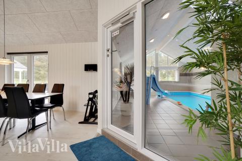 Det stora ljusa vardagsrummet i lyxstuga nr 429 för 30.