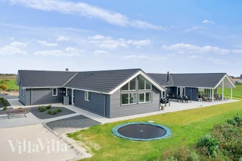 Den praktfulla poolstugan nr 429 med plats för 30 personer ligger i Limfjorden