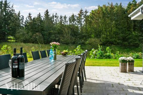 På terrassen i sommarhus nr 429 finns det plats för upp till 30 gäster.