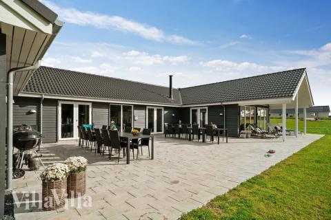 Njut av en grillkväll på terrassen i lyxstuga nr 429 i Limfjorden