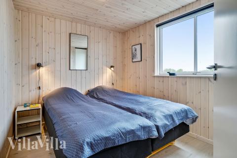 Ett av de 12 utmärkta sovrummen i lyxstuga nr 431 i Limfjorden.