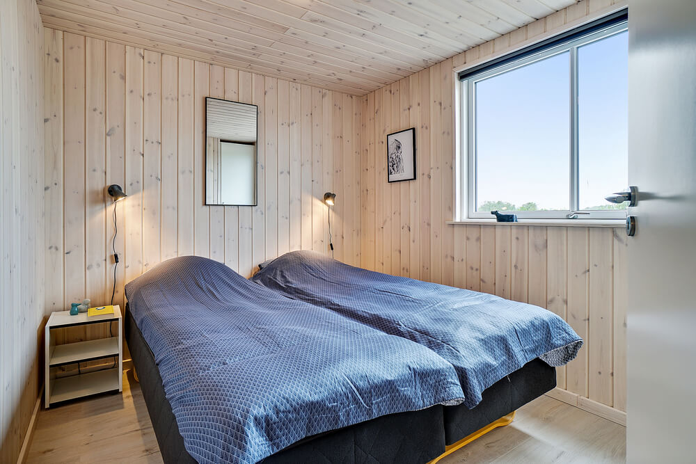 Ett av de 12 utmärkta sovrummen i lyxstuga nr 431 i Limfjorden.