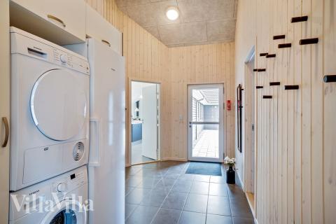 Den rymliga entrén i lyxstuga nr 431 i Limfjorden