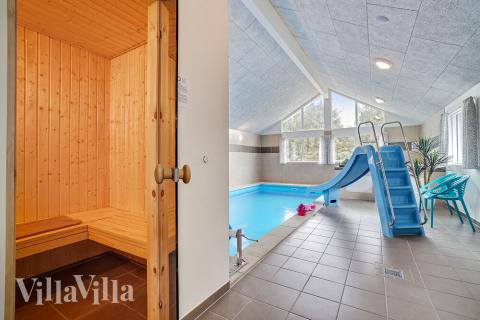 Den härliga poolen i lyxstuga nr 431 för 30 personer