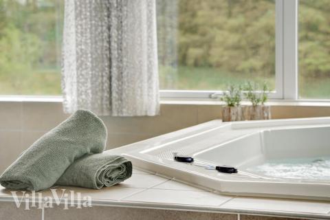 Njut av spabadets värme i lyxstuga nr 431 i Limfjorden