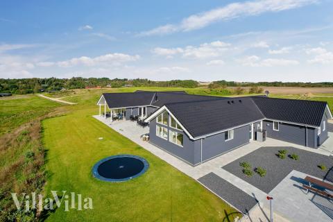 Den praktfulla poolstugan nr 431 med plats för 30 personer ligger i Limfjorden