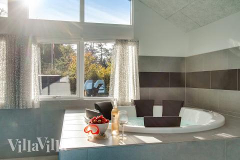 Njut av spabadets värme i lyxstuga nr 435 i Nordsjälland