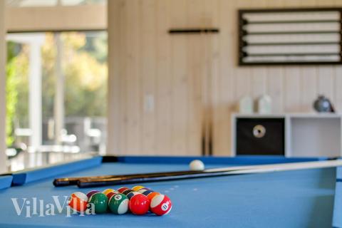 Lyxstuga 435 för 18 personer har ett stort aktivitetsrum med bl.a. biljard och dart