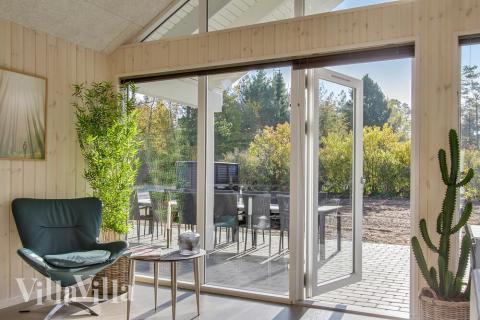 Vardagsrummet i lyxstuga nr. 435 har plats för 18 personer.