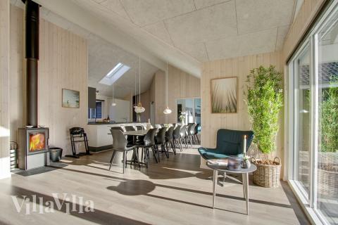 Det stora ljusa vardagsrummet i lyxstuga nr 435 för 18.