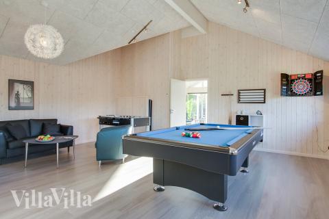 Aktivitetsrum i lyxstuga nr 435 med 7 sovrum och plats för 18 personer.