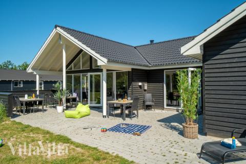 På terrassen i sommarhus nr 435 finns det plats för upp till 18 gäster.