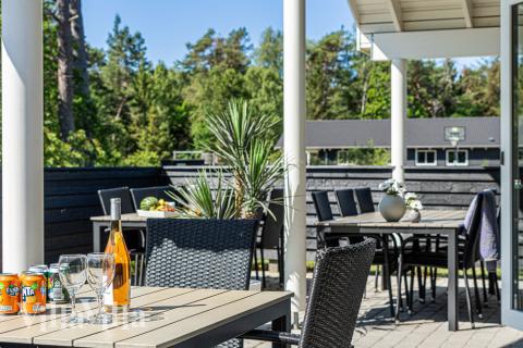 Stor terrass i lyxstuga nr 435 i Nordsjälland.