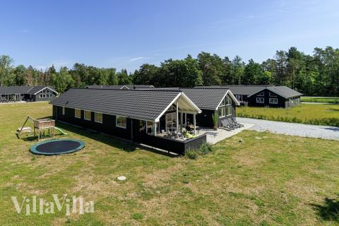 Den praktfulla poolstugan nr 435 med plats för 18 personer ligger i Nordsjälland