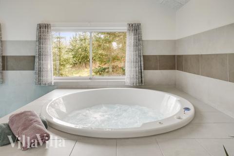 Njut av spabadets värme i lyxstuga nr 440 i Nordjylland