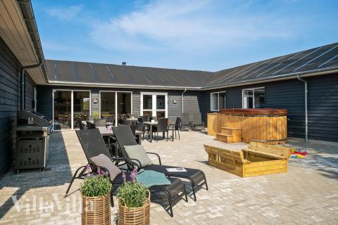 Stor terrass i lyxstuga nr 440 i Nordjylland.