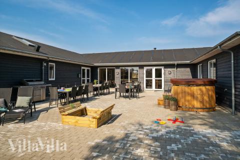 Lyxstuga nr 440 har en härlig terrass med sköna trädgårdsmöbler för 24 personer.