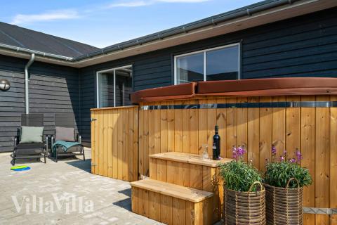 På terrassen i sommarhus nr 440 finns det plats för upp till 24 gäster.