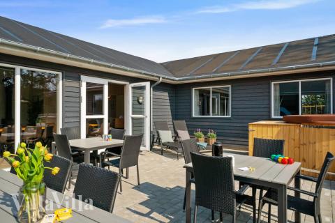 Njut av en grillkväll på terrassen i lyxstuga nr 440 i Nordjylland