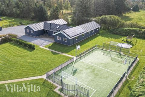 Den praktfulla poolstugan nr 440 med plats för 24 personer ligger i Nordjylland